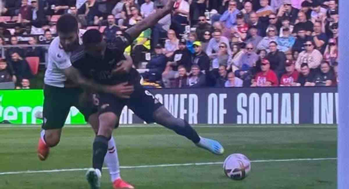 Watch: How Gabriel Jesus was 'rugby tackled' in the box against Southampton, yet referee Robert Jones gave no penalty