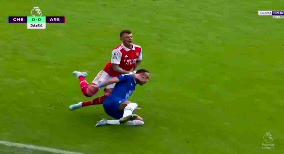 Watch: Fans boo Aubameyang after nearly injuring Ben White with a nasty challenge